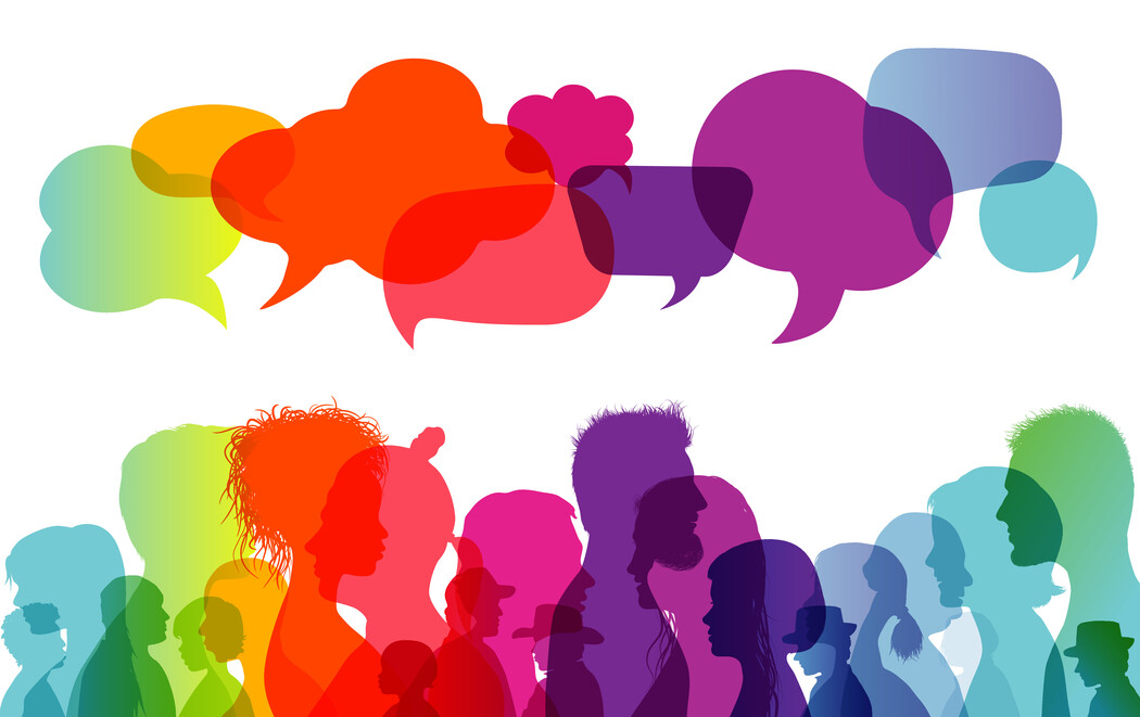 La imagen presenta una variedad colorida de perfiles humanos en silueta vistos de perfil, colocados en la mitad inferior. Cada silueta varía en forma y tamaño. Las siluetas están en un espectro de colores que incluyen rojo, naranja, amarillo, verde, azul y púrpura, superpuestos entre sí para crear un efecto vibrante. Por encima de estos perfiles hay burbujas de diálogo grandes y vívidas en tonos de naranja, rojo, rosa y púrpura, superpuestas entre sí. 