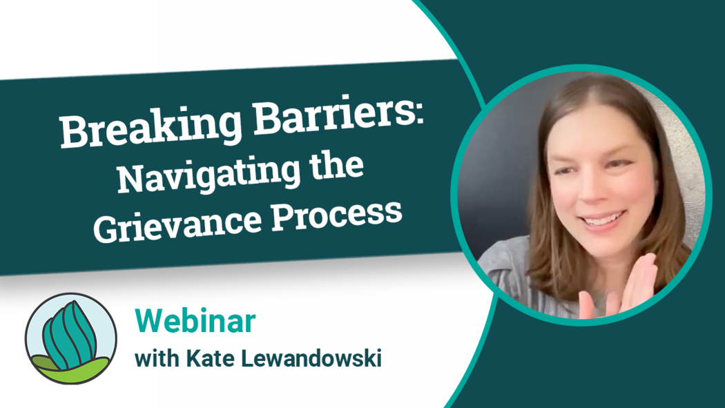  En el lado izquierdo, hay una sección rectangular de color teal con texto blanco que dice "Rompiendo Barreras: Navegando el Proceso de Quejas". Debajo de esto, en una sección blanca, está el logotipo de NDC sobre la palabra "Webinar" en color teal, seguida de "con Kate Lewandowski" en negro. En el lado derecho de la imagen, hay una fotografía circular de una persona sonriendo, con cabello castaño claro y usando una camiseta gris, sobre un fondo neutro. La foto tiene un borde circular de color teal.