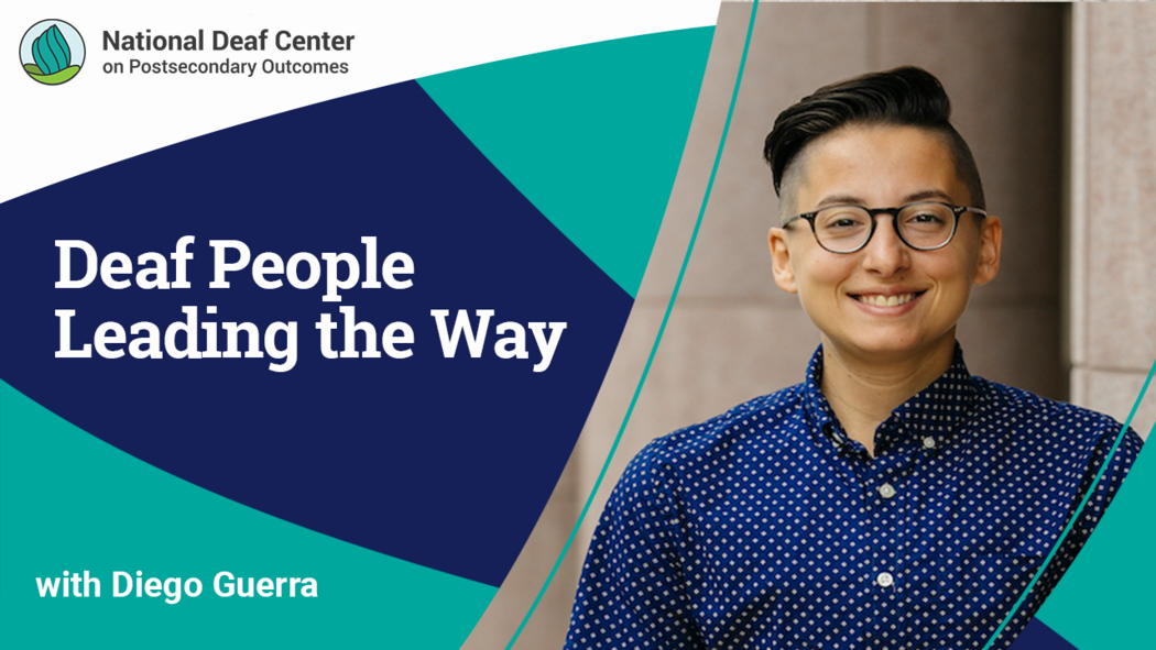 La imagen es un banner promocional dividido en dos secciones. El lado izquierdo presenta un diseño audaz en teal y azul oscuro con texto blanco. En la esquina superior izquierda, está el logotipo de NDC. Debajo de esto, en letras grandes y blancas, el texto dice: "Personas sordas liderando el camino." Debajo del texto principal, un texto más pequeño dice: "con Diego Guerra." El lado derecho de la imagen muestra a una persona sonriendo con cabello corto, usando gafas y una camisa azul con un patrón de puntos blancos. El fondo es una pared de piedra neutra.