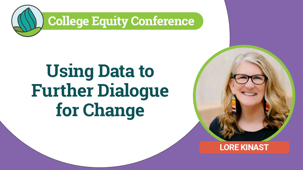 El fondo es una división de colores, con el lado izquierdo en blanco y el lado derecho en lila claro. En la esquina superior izquierda, está el logotipo de NDC. Una bandera rectangular verde superpone la parte superior de la imagen con el texto "Conferencia de Equidad Universitaria". Debajo del banner, el texto grande en teal dice: "Usando datos para promover el diálogo para el cambio." En el lado derecho, hay una fotografía circular de una persona con cabello largo y ondulado rubio, gafas negras y llevando grandes pendientes multicolores. La fotografía está rodeada por un círculo verde. Debajo de la foto, un rectángulo naranja contiene el texto blanco "LORE KINAST".