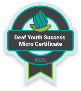Insignia azul verdoso y gris que dice 'Microcertificado de Éxito para Jóvenes Sordos' con el emblema de la cinta NDC.