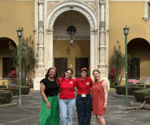 Tia and Kate with two campus tour guides at UPR Rio Piedras, in front of the UPR Theatre. Learn more: https://teatro.uprrp.edu/sobre-el-teatro-upr/